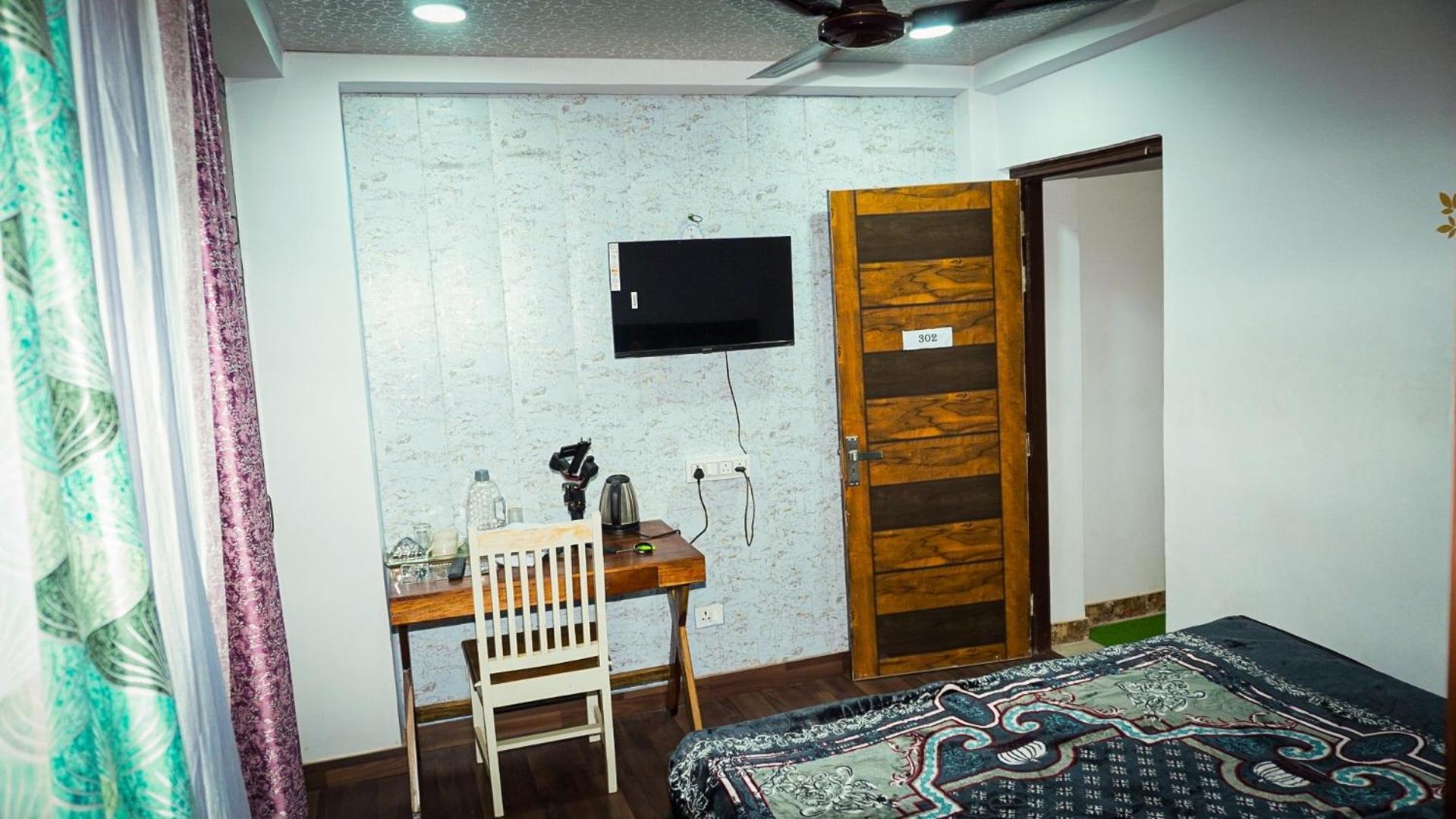 Flips With Mykonos Guest house New Delhi