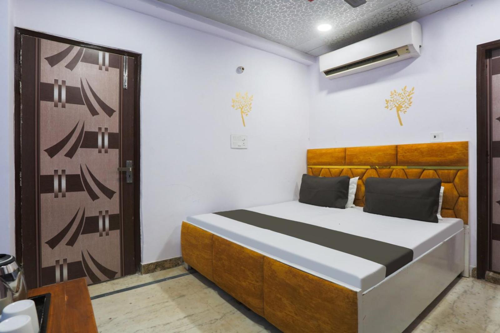 Flips With Mykonos Guest house New Delhi